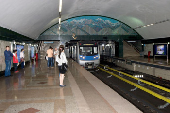 Фотография к новости: Школьницам разрешили 8 марта бесплатно ездить в метро Алматы