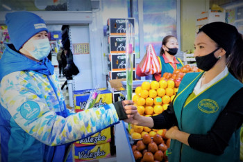 Фотография к новости: Тюльпанами одарили работающих на рынках женщин в Нур-Султане