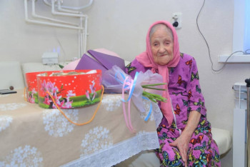 Фотография к новости: 103-летнюю долгожительницу поздравили с 8 марта в Костанайской области