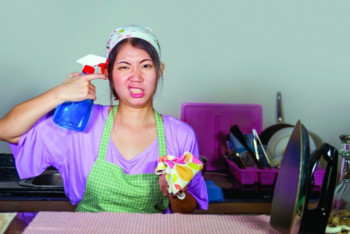 Фотография к новости: В Китае суд впервые в истории обязал мужчину оплатить жене работу по дому