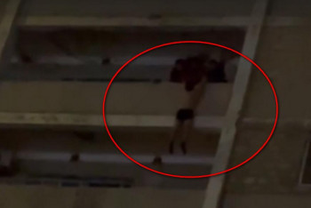 Фотография к новости: Повисшего на балконе восьмого этажа мужчину сняли на видео в Актау