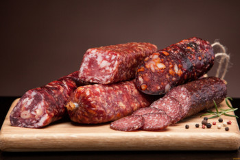 Фотография к новости: О смертельно опасных последствиях употребления колбасы рассказал онколог