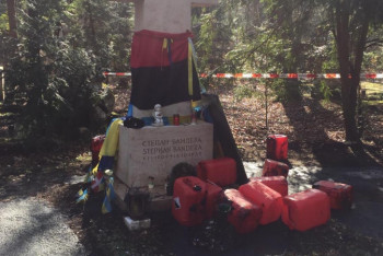 Фотография к новости: Могилу Бандеры осквернили неизвестные в Германии