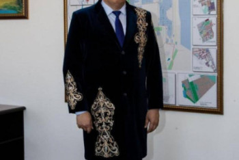 Аким Павлодара пришел на работу в национальном костюме