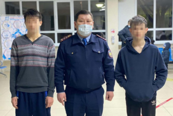 Фотография к новости: Провалившихся под лед подростков спас полицейский  в Атырау