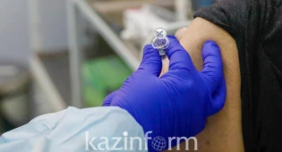 Почти тысячу полицейских и педагогов вакцинировали от КВИ в Алматы