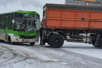 Фотография к новости: 11 человек пострадали во время столкновения автобуса с грузовиком в Семее