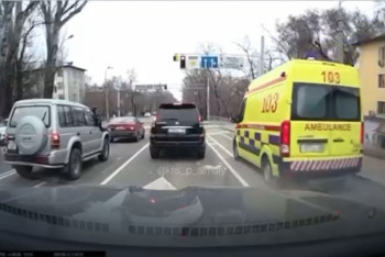 Фотография к новости: "Скорая помощь" столкнулась с легковушкой в Алматы