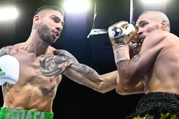 Фотография к новости: Легендарный боксер проиграл жестким нокаутом и завершил карьеру