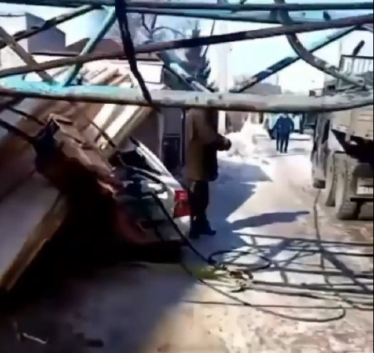 Подъемный кран рухнул на стройплощадке в Павлодаре