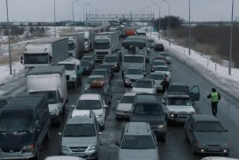 Фотография к новости: Впечатляющее видео "пробки" сняли с высоты на трассе Тараз – Шымкент