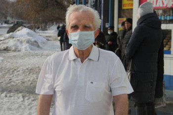 Фотография к новости: "Холодно, но я терплю" – пенсионер из ВКО ходит зимой в летней одежде