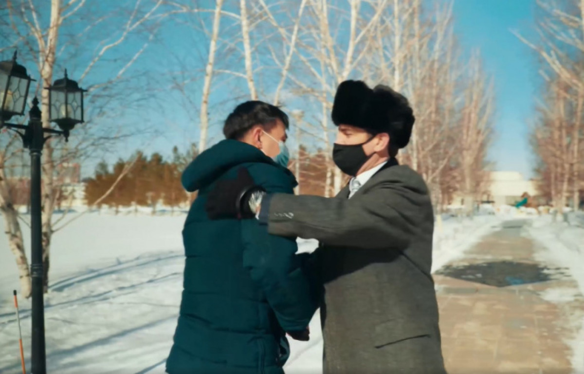 Американцы знакомятся с обычаем Көрісу и учатся поздравлять на казахском