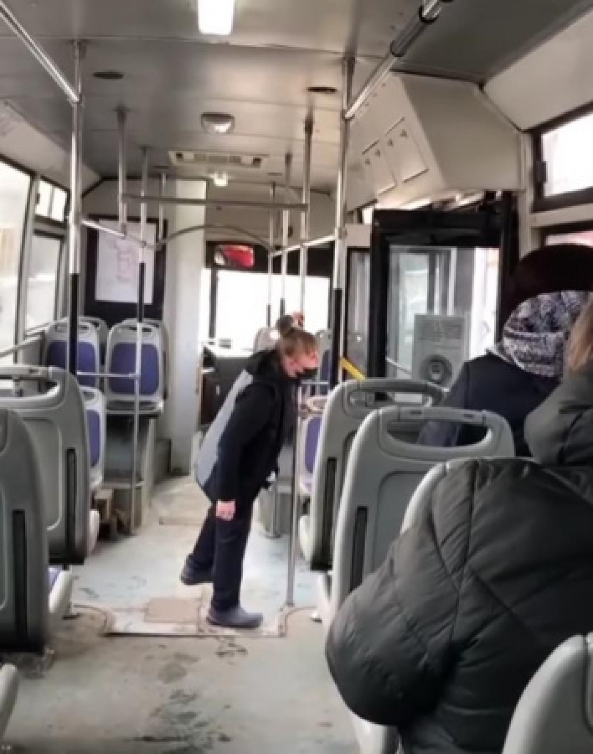 Кондуктор подралась с пенсионеркой в Павлодаре