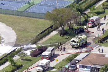 Фотография к новости: Во Флориде самолет потерпел крушение и упал на машину