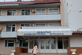 Фотография к новости: Из-за нехватки мест пациенты лежат в коридорах больницы в Уральске