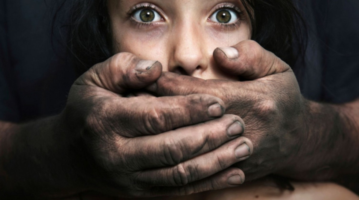 Подозреваемого в изнасиловании падчерицы судят в Уральске