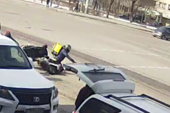 Фотография к новости: В Glovo прокомментировали ДТП с участием их курьера, сбившего коляску с ребенком в Алматы