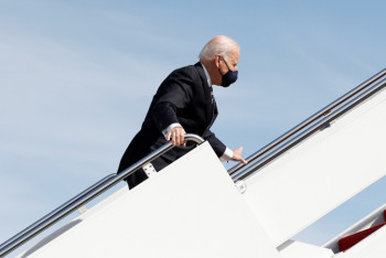 Фотография к новости: Байден споткнулся и упал на трапе самолета