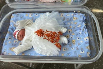 Фотография к новости: Новорожденных нарядили в национальную одежду в одном из роддомов ВКО