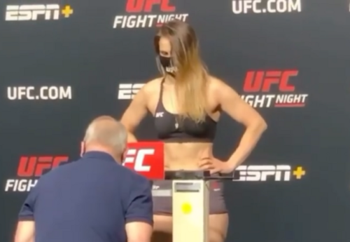 Фотография к новости: Девушка-боец UFC упала в обморок на церемонии взвешивания