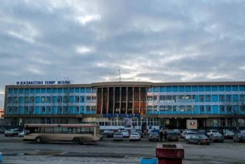 Фотография к новости: В Сеть попало видео толпы на вокзале Семея – инцидент прокомментировали в КТЖ