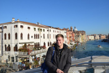 Фотография к новости: Задержанный в США россиянин признал вину в подготовке кибератаки на Tesla