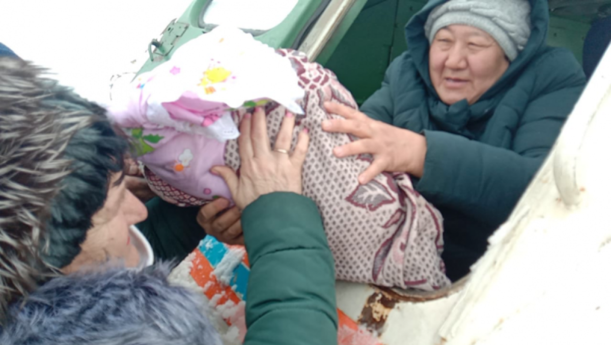 На вездеходе доставили до больницы роженицу с младенцем в Костанайской области