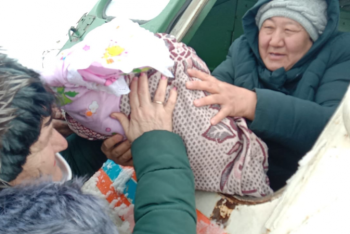 Фотография к новости: На вездеходе доставили до больницы роженицу с младенцем в Костанайской области