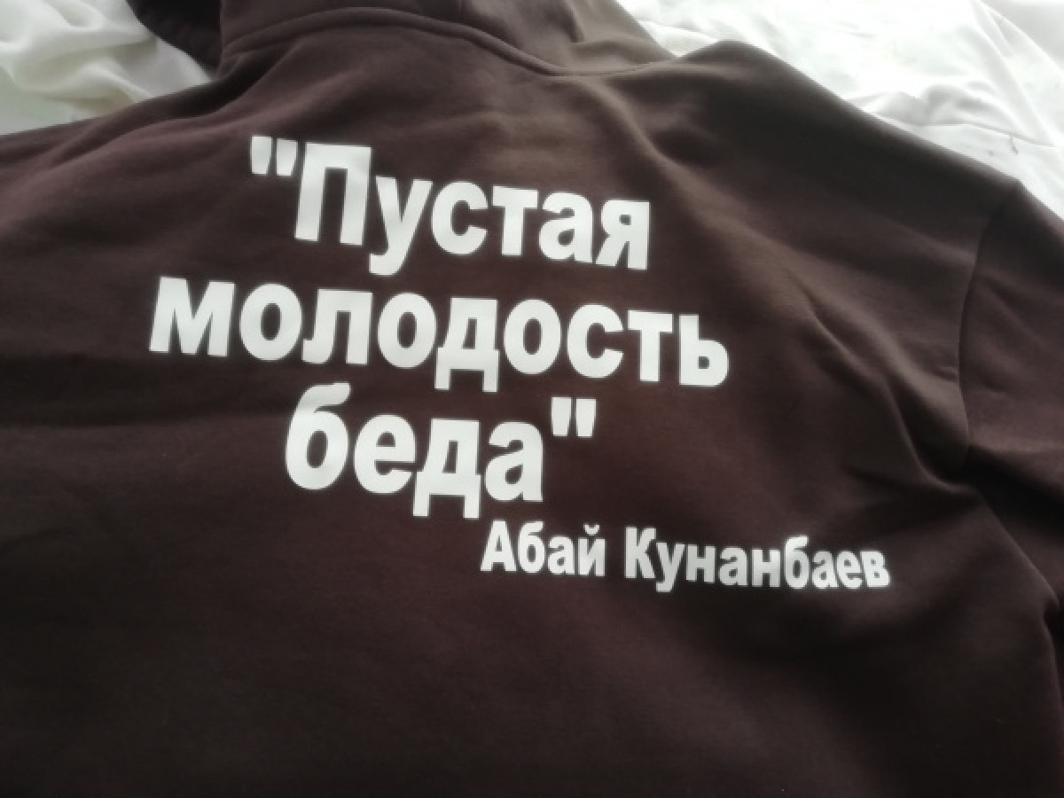 Одежду с высказываниями казахских поэтов придумала дизайнер из Петропавловска