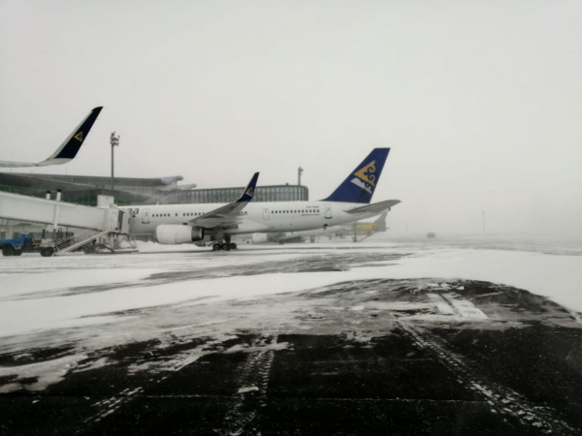 Один авиарейс отменен, два отправлены в Алматы из-за непогоды в Нур-Султане