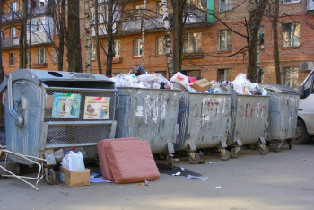 Фотография к новости: Мужчина подобрал возле мусорного бака почти три миллиона тенге