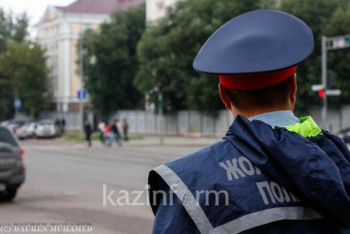 Фотография к новости: Немецкие туристы пожаловались на вымогающих деньги полицейских на дорогах Казахстана