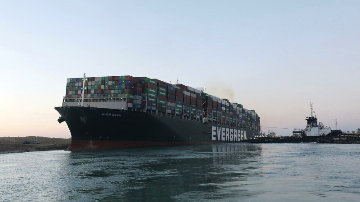 Названа сумма ущерба от блокировки Суэцкого канала контейнеровозом Ever Given