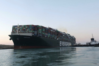 Фотография к новости: Названа сумма ущерба от блокировки Суэцкого канала контейнеровозом Ever Given