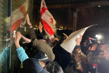 Фотография к новости: В Тбилиси забросали яйцами гостиницу, где остановился Познер