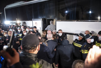 Фотография к новости: Познер покинул Грузию на фоне шумного протеста