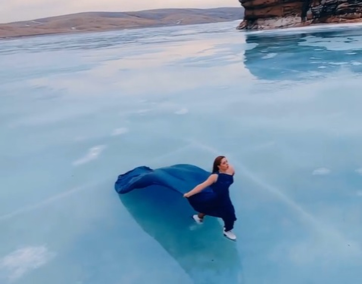 Ксения Панкратова покаталась на коньках по весеннему льду озера Торайгыр