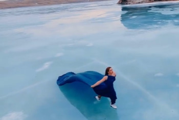 Фотография к новости: Ксения Панкратова покаталась на коньках по весеннему льду озера Торайгыр