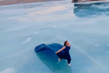 Фотография к новости: Ксения Панкратова покаталась на коньках по весеннему льду озера Торайгыр