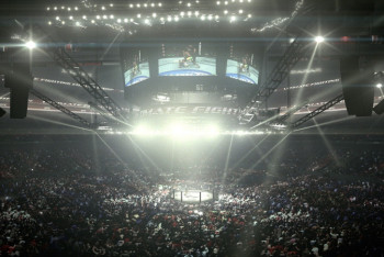 Фотография к новости: Боец ММА потерял палец во время боя: шокирующие кадры