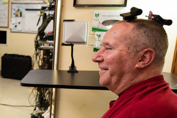 Фотография к новости: Беспроводную систему "мозг-компьютер" для парализованных испытали в США