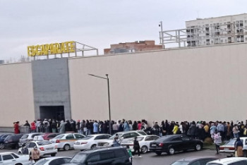 Фотография к новости: Большие очереди образовались у ТРЦ в Алматы после смягчения карантина