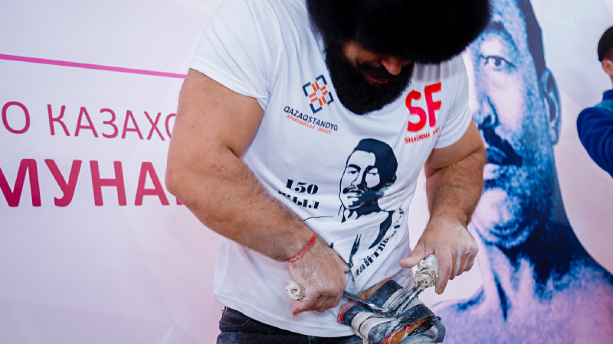 Казахстанец установил мировой рекорд по силовым упражнениям