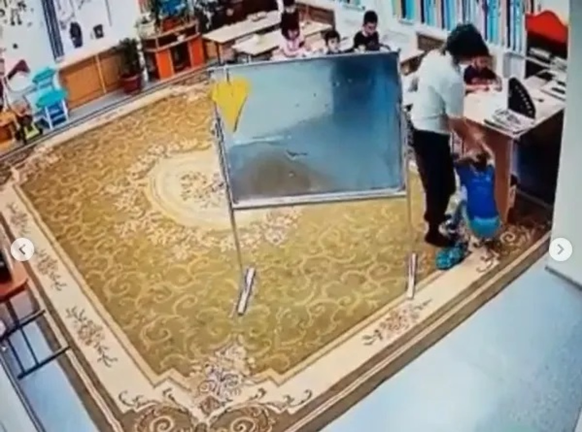 Истязавшая ребенка воспитательница получила четыре года тюрьмы в Атырау