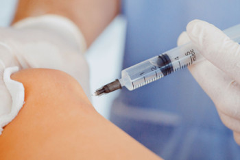 Фотография к новости: Как совместить вакцину против энцефалита и прививку от КВИ