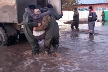 Фотография к новости: Спасатели эвакуировали жителей подтопленного села в ВКО