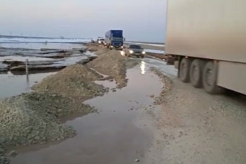 Фотография к новости: Движение транспорта приостановили из-за размыва трассы в Карагандинской области