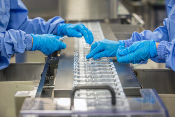 Фотография к новости: В Китае планируют производить до пяти миллиардов доз вакцин от коронавируса в год