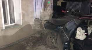 Девочку завалило кирпичами от удара врезавшейся в дом иномарки в Павлодаре